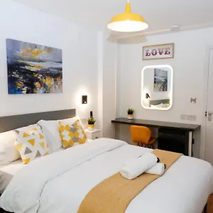  Séjour chez l'habitant New Luxury In The Heart Of Next To Shops, Cafes, Bars & Metro With Shared Bathrooms