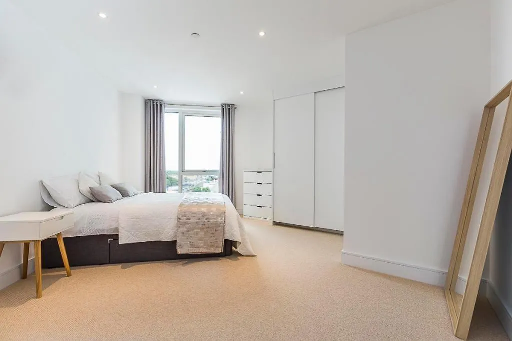 Spacious Flat In London - 5 Mins Walk To Excel Apartment