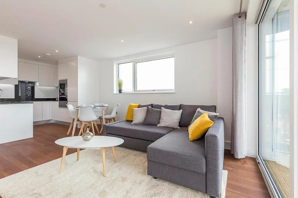 Spacious Flat In London - 5 Mins Walk To Excel Apartment