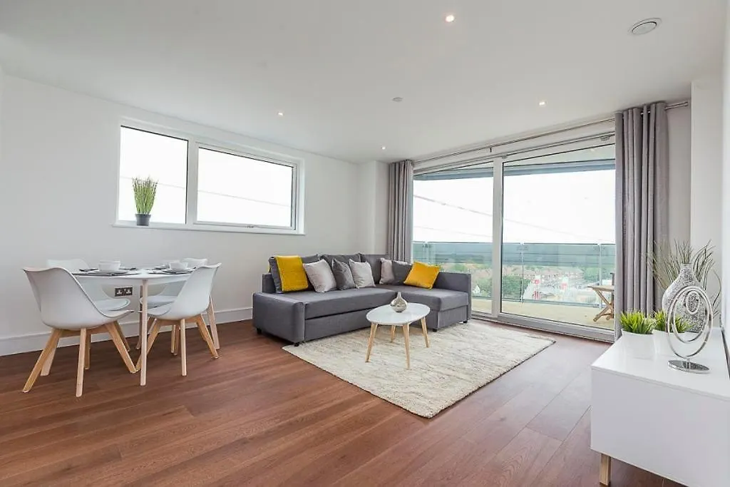 Spacious Flat In London - 5 Mins Walk To Excel